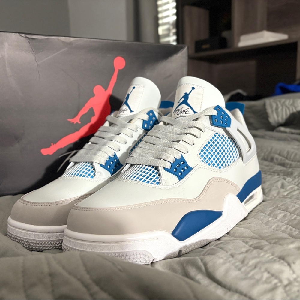 Men's Jordan Sneakers - White and Blue